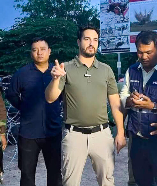 US White House reporters arrive at the actual location in Banteay Meanchey province and broadcast live video to the world