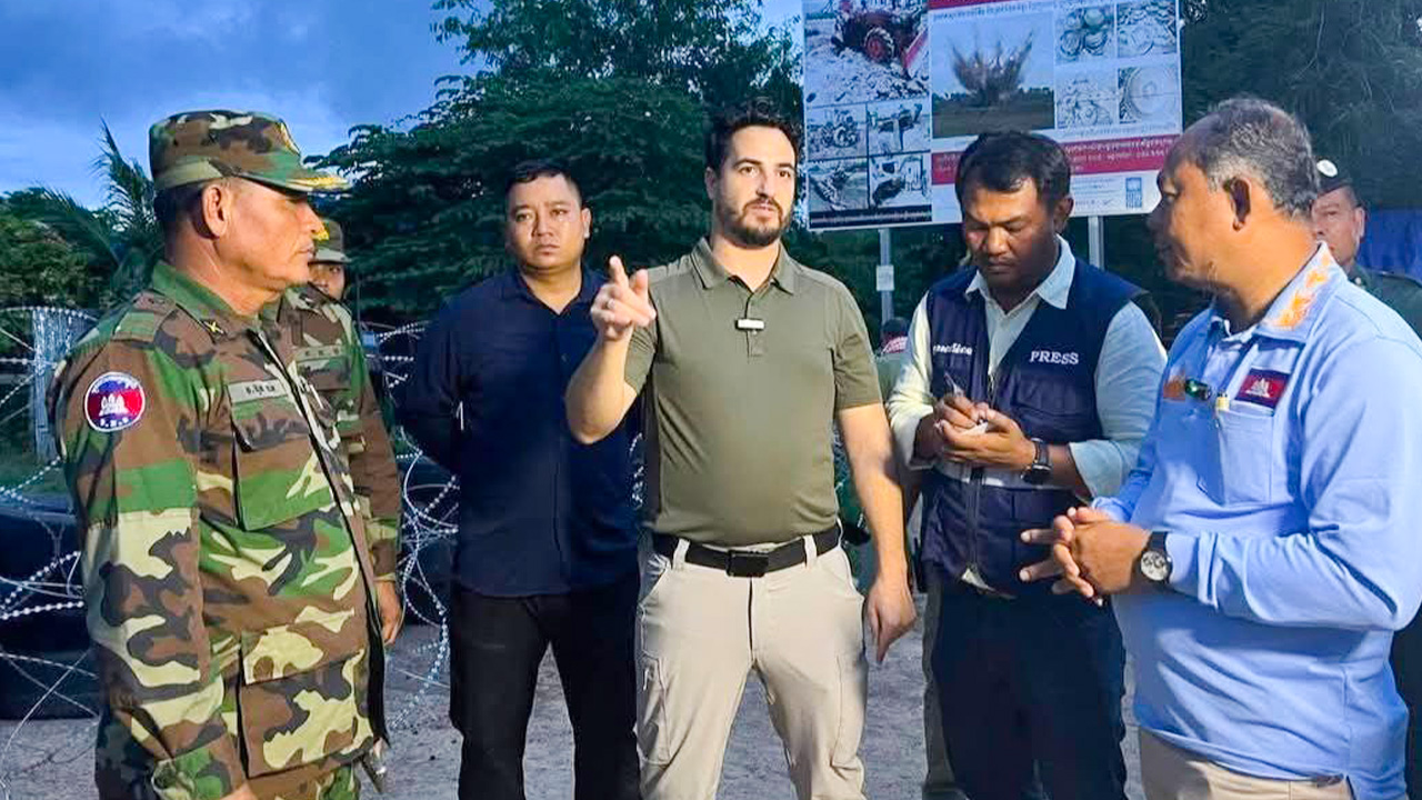 US White House reporters arrive at the actual location in Banteay Meanchey province and broadcast live video to the world